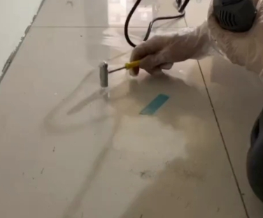 竹溪瓷砖开裂维修公司专业分享瓷砖在铺贴前如果没有沥干水分，将会导致以下问题